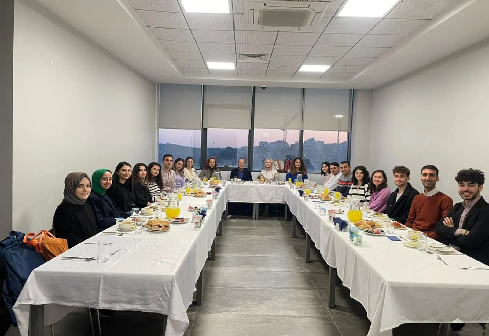 LİSANSÜSTÜ VE DOKTORA ÖĞRENCİLERİ İFTAR YEMEĞİNDE BİR ARAYA GELDİ